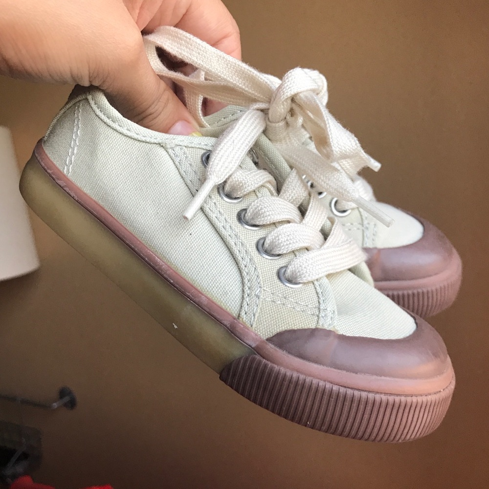 Gap Low Top canvas sneakers